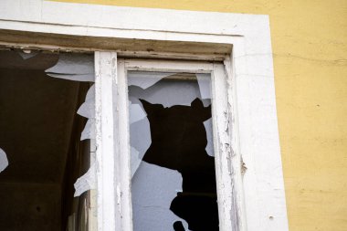 Bavyera 'daki ıssız bir binanın cam kırıkları Mart ayında telefoto lensleriyle fotoğraflanmış.
