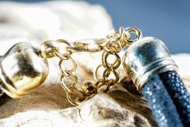 Stüdyoda sahte altın, gümüş ve yapay değerli taşlardan yapılmış mücevherler.                          