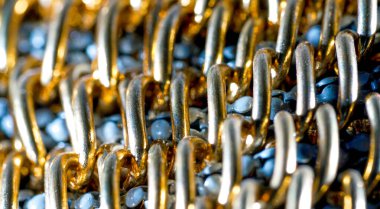 Stüdyoda sahte altın, gümüş ve yapay değerli taşlardan yapılmış mücevherler.                          