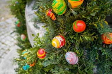 Paskalya, renkli yumurtalar, süslü çalılar ve çeşmelerle yapılan dini bir festivaldir.