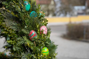 Paskalya, renkli yumurtalar, süslü çalılar ve çeşmelerle yapılan dini bir festivaldir.
