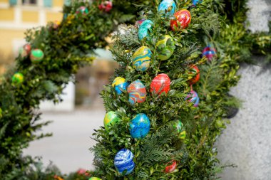 Paskalya, renkli yumurtalar, süslü çalılar ve çeşmelerle yapılan dini bir festivaldir.