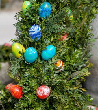 Paskalya, renkli yumurtalar, süslü çalılar ve çeşmelerle yapılan dini bir festivaldir.