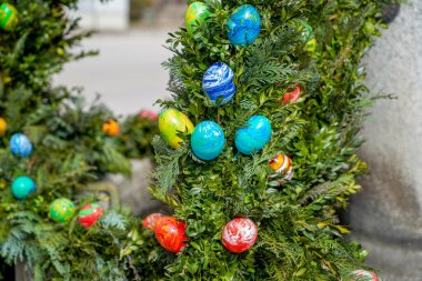 Paskalya, renkli yumurtalar, süslü çalılar ve çeşmelerle yapılan dini bir festivaldir.
