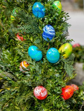 Paskalya, renkli yumurtalar, süslü çalılar ve çeşmelerle yapılan dini bir festivaldir.
