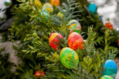 Paskalya, renkli yumurtalar, süslü çalılar ve çeşmelerle yapılan dini bir festivaldir.