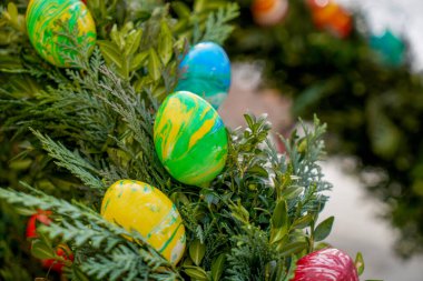 Paskalya, renkli yumurtalar, süslü çalılar ve çeşmelerle yapılan dini bir festivaldir.