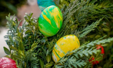 Paskalya, renkli yumurtalar, süslü çalılar ve çeşmelerle yapılan dini bir festivaldir.