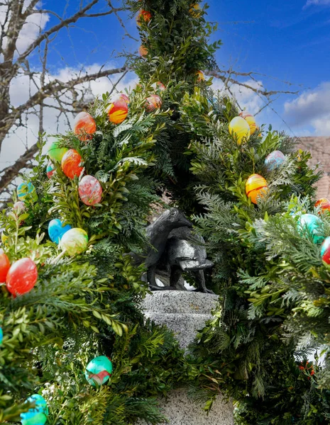 Paskalya, renkli yumurtalar, süslü çalılar ve çeşmelerle yapılan dini bir festivaldir.