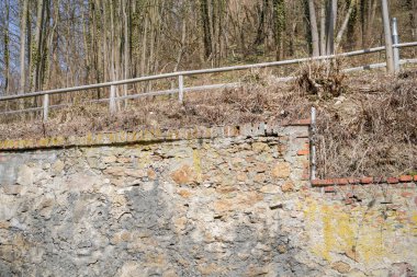 Tel örgü gün ışığında dışarıda çekilmiş.        