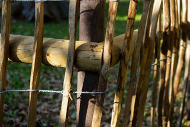Tel örgü gün ışığında dışarıda çekilmiş.        