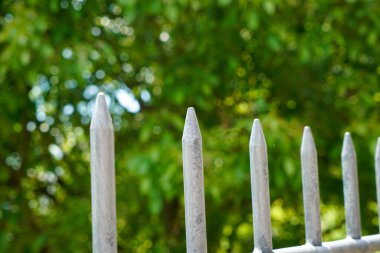 Tel örgü gün ışığında dışarıda çekilmiş.        