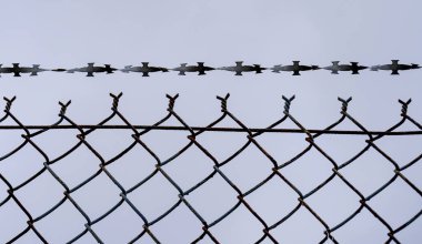 Tel örgü gün ışığında dışarıda çekilmiş.        