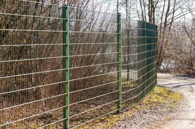 Tel örgü gün ışığında dışarıda çekilmiş.        