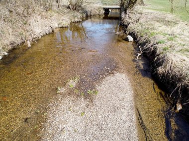 Bavyera 'da bir dere deresi, kışın bir dronla havadan çekilmiş görüntüler.