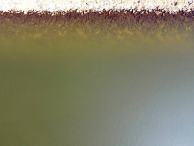 Bavyera 'da bir dere deresi, kışın bir dronla havadan çekilmiş görüntüler.