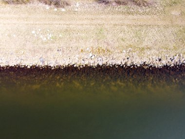 Bavyera 'da bir dere deresi, kışın bir dronla havadan çekilmiş görüntüler.