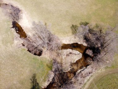 Bavyera 'da bir dere deresi, kışın bir dronla havadan çekilmiş görüntüler.