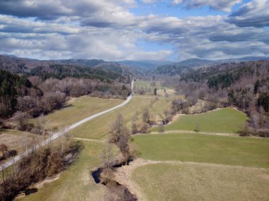 Bavyera 'da bir dere deresi, kışın bir dronla havadan çekilmiş görüntüler.