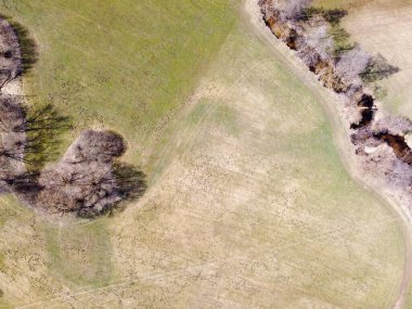 Bavyera 'da bir dere deresi, kışın bir dronla havadan çekilmiş görüntüler.