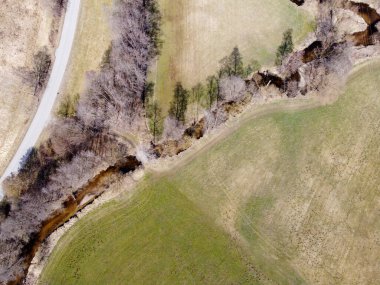 Bavyera 'da bir dere deresi, kışın bir dronla havadan çekilmiş görüntüler.