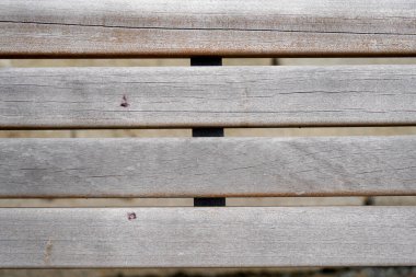 Güzel bir yapısı olan doğal ahşap, gün ışığında dışarıda çekilmiş.  