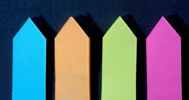 Hatırlatmak için kâğıt levha direği. Stüdyoda flaşla çekilmiş.                          