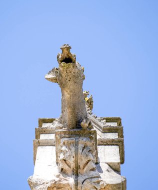 Regensburg 'daki St. Peter Katedrali' nde kireçtaşı heykelcikleri, baharda fotoğraflandı.                    