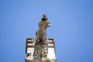 Regensburg 'daki St. Peter Katedrali' nde kireçtaşı heykelcikleri, baharda fotoğraflandı.                    