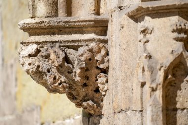 Yıpranmış kum kireç taşı kısmen onarılmış bir tuğla gibi.                   