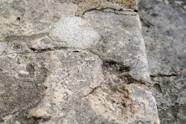 Yıpranmış kum kireç taşı kısmen onarılmış bir tuğla gibi.                   