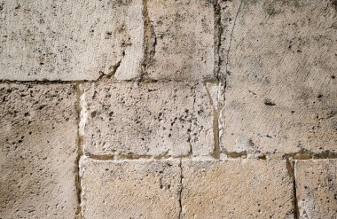 Yıpranmış kum kireç taşı kısmen onarılmış bir tuğla gibi.                   