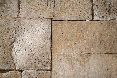 Yıpranmış kum kireç taşı kısmen onarılmış bir tuğla gibi.                   