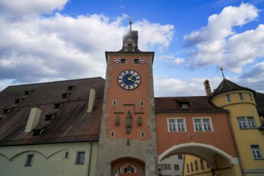 Tuna Nehri üzerinde Katedral ve Bruck Mandl ile birlikte taş köprü                      