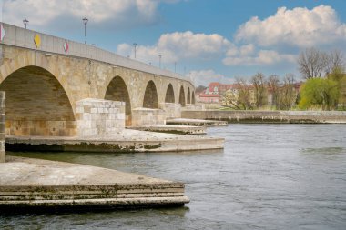 Tuna Nehri üzerinde Katedral ve Bruck Mandl ile birlikte taş köprü                      