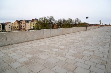 Tuna Nehri üzerinde Katedral ve Bruck Mandl ile birlikte taş köprü                      