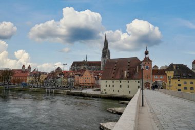 Tuna Nehri üzerinde Katedral ve Bruck Mandl ile birlikte taş köprü                      