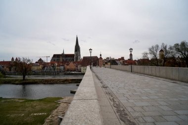 Tuna Nehri üzerinde Katedral ve Bruck Mandl ile birlikte taş köprü                      