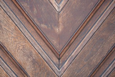 Güzel bir yapısı olan ahşap, açık havada gündüz çekilmiş.                      