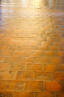 Bir taşın yapısı kaldırım taşı ya da tuğla gibi.                    