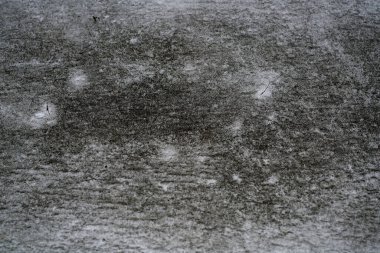 Bir taşın yapısı kaldırım taşı ya da tuğla gibi.                    