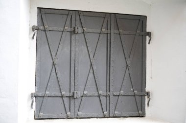 Kapı kilidi ve kapı tokmağı eski kapılarda. Gündüz fotoğraflanmış.             