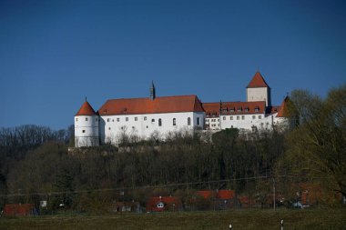 Tuna Nehri üzerindeki Wrth, Bavyera 'da bir dağın tepesinde çok iyi restore edilmiş bir şatosu olan bir şehirdir.