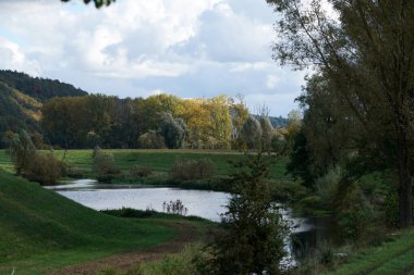 Tuna Nehri üzerindeki Wrth, Bavyera 'da bir dağın tepesinde çok iyi restore edilmiş bir şatosu olan bir şehirdir.