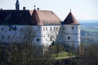 Tuna Nehri üzerindeki Wrth, Bavyera 'da bir dağın tepesinde çok iyi restore edilmiş bir şatosu olan bir şehirdir.