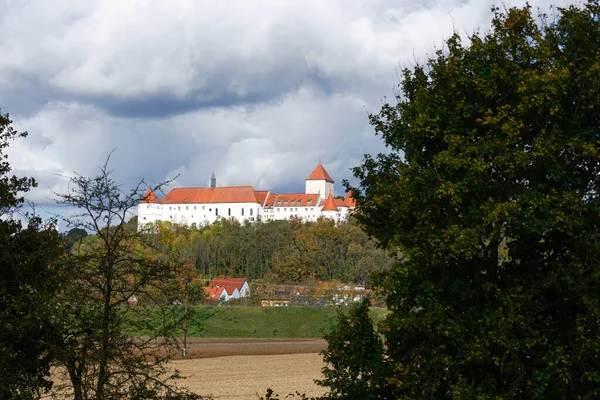 多瑙河上的愤怒是巴伐利亚的一座城市 在山顶上有一座修复得很好的城堡 — 图库照片