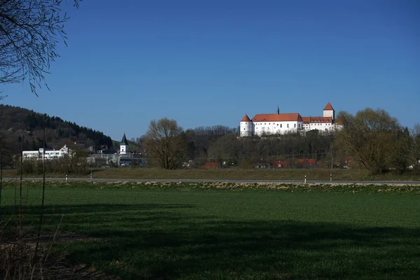 Gniew Nad Dunajem Miasto Bawarii Bardzo Dobrze Odrestaurowanym Zamkiem Szczycie — Zdjęcie stockowe