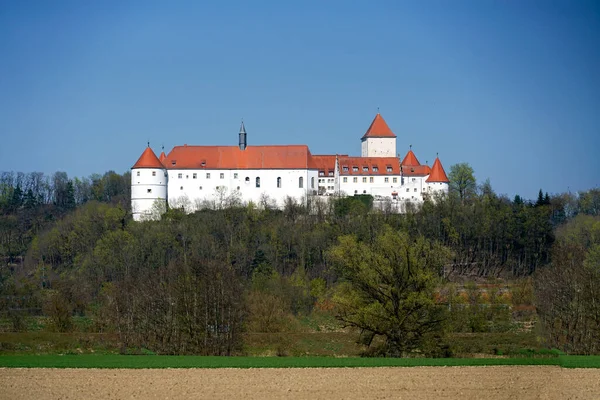 Tuna Nehri üzerindeki Wrth, Bavyera 'da bir dağın tepesinde çok iyi restore edilmiş bir şatosu olan bir şehirdir.