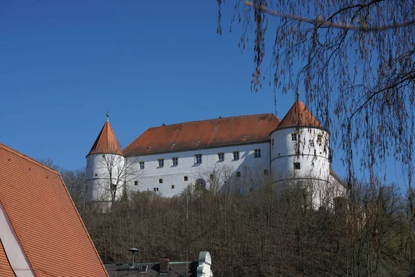 多瑙河上的愤怒是巴伐利亚的一座城市 在山顶上有一座修复得很好的城堡 — 图库照片