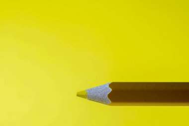 Renkli boya kalemleri, düz kağıtlı kalemler.                          